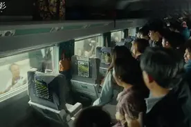 釜山行：列车正要启程，窗外丧尸暴动，见人就咬，车里的人吓坏了视频封面