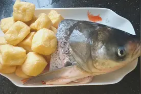 油豆腐加1个鱼头，没想到这么好吃，做法简单配料少，解馋又下饭