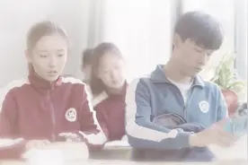 少女意外与男神学霸成同桌，两人一起做物理实验，感情迅速升温！视频封面