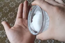 白糖倒在手上搓一搓，好多人不明白有啥用，看完记得回家试试