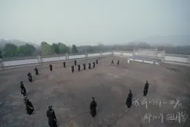 在你身边《请赐我一双翅膀》电视剧插曲！视频封面
