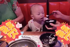 今天带小宝出来坐地铁去玩，饿了吃饭，小宝凑热闹也来吃米饭视频封面