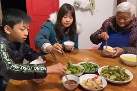 老妈用清水煮耙青菜回锅，三妹只吃水煮的，这样利于减肥视频封面