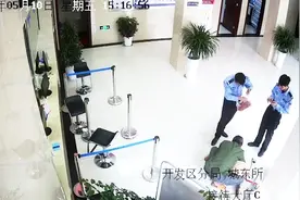 大爷卖草莓收假币急得抹眼泪 暖心民警内部推销全买光视频封面