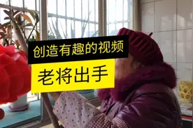 妈妈每到年末三十，按独特的习惯来祝逝去多年的爸爸新年快乐。视频封面