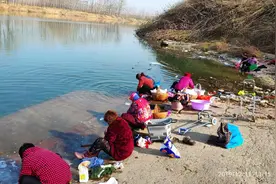 河南周口乡村，人们在河边洗衣服。不知道洗衣粉会不会污染河流？视频封面
