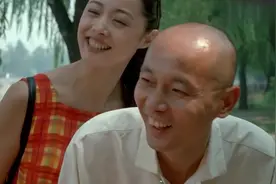看葛优大爷助人为乐，夸七十多岁大妈像四十多岁，太逗了视频封面