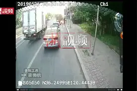 青岛一三轮侧翻司机全身起火，公交司机往返冲刺救其性命视频封面