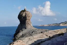福建省离公海最近的人居岛——台山列岛，海水湛蓝，礁石雄壮视频封面