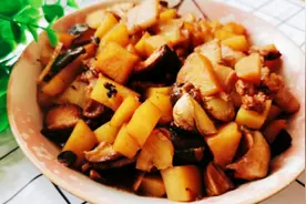 香菇土豆炖五花肉，软糯香咸，简单美味又下饭，大人小孩都抢着吃