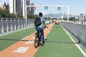 告别挤地铁！北京首条自行车专用路开通 回龙观到上地仅26分钟视频封面
