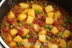 懒人必学！教你做超好吃的土豆香肠电饭煲焖饭，焖饭排行榜第一名视频封面