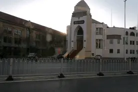 坐公交车看天津和平区小白楼街景，古典高雅的建筑映入眼帘！视频封面