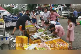 泸州凤鸣场，大姐一早就把路挡了被我叼了一顿，看她还有点不服气视频封面