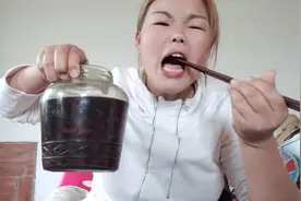 网友们叫沫姐挑战广西的魔鬼辣椒，吃完看啥状况？视频封面