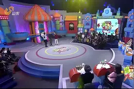 阳刚父亲竟让儿子喝酒，儿子不喝他竟威胁，这爸爸太奇葩了！视频封面