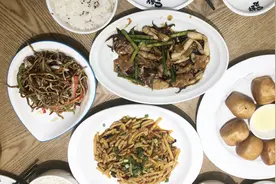 在青岛的石老人海滨浴场附近吃的午饭，三个人一共花了这些钱？视频封面