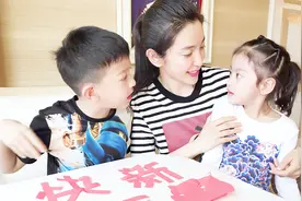 46岁李冰冰与妹妹的儿子女儿拍照，网友：一家子高颜值视频封面