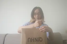 趁宝宝睡着，宝妈赶紧拆快递  多功能腰凳50多块钱，大家看值不值视频封面