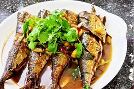 青条鱼的家常做法，蒜瓣肉香辣又下饭，吃的心里美滋滋视频封面