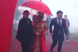 湖北农村婚礼，新郎是个烟鬼，新娘到家拜堂成亲他还在抽烟！视频封面