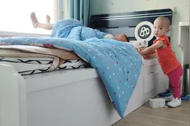 妹妹起床就去找哥哥玩，哥哥一直赖床不理妹妹，看妹妹如何反击视频封面