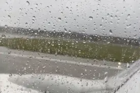 烟台蓬莱机场，在大雨中准时起飞的山航737-800视频封面