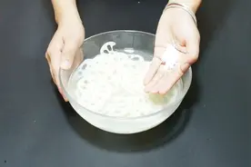 莲藕里的泥垢怎么洗？奶奶教我小窍门，泥垢自动跑出来，太实用了