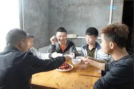 嘉城以为王四不在家，想把龙虾抓下去吃，没走2步就被逮到了视频封面