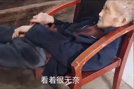 爷爷行动不便总是摔跤，看着又心疼又无奈，决定给爷爷买个轮椅