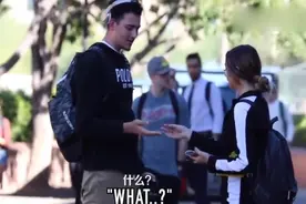 幽默搞笑：小姐姐用烫嘴的中文，美国街头搭讪，帅哥们的反应亮了视频封面
