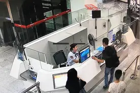 男孩查武汉通竟有1400多万余额 地铁工作人员：第一次见这么多钱视频封面