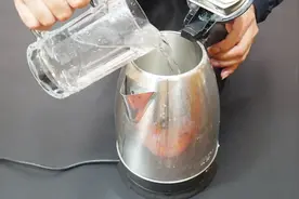热水壶里面的水垢难清洗？教你一个小方法，水垢哗哗往下掉视频封面