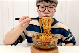 火锅底料煮泡面简直太好吃了！还有锦上添花的多汁撒尿牛丸