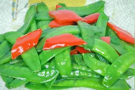 厨师长教你家常小炒荷兰豆，简单几个步骤，翠绿不变色，鲜嫩清脆视频封面