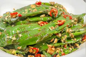 厨师长用土办法做凉拌青椒，整个青椒直接干煸，开胃下饭视频封面