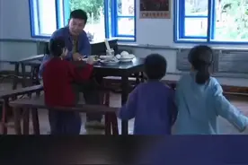 家中贫穷，三个小孩吃不饱，遇到好人进赖在家里不走视频封面