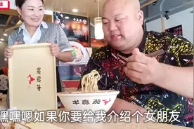 阜阳88年32岁帅哥在合肥吃张真牛拉面，颜值太高美女主动搭讪视频封面