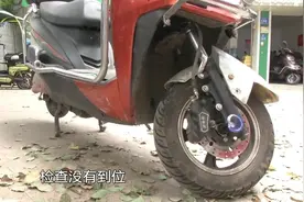 电动车失控骑手被抛出撞上灯柱致8根肋骨骨折，经销商：螺丝松了视频封面