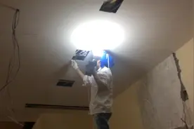 如何快速去除墙壁上的石灰粉，美女大姐这么做确是厉害视频封面