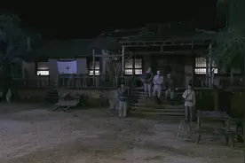新来的营长和士兵一起住，谁知士兵们不满，竟让他睡最差的床位视频封面