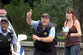 恶搞路人：帮警察拍照，竟拍下犯人越狱瞬间，路人又被恶搞了视频封面
