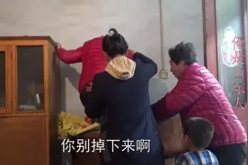 婆婆大娘腌酸菜，一大缸腌好几百斤，大娘上去踩白菜好几个人扶着视频封面