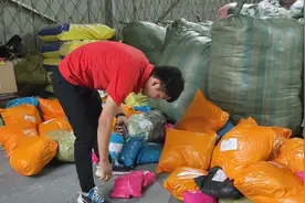 都说快递小哥工资高，在郑州送快递一个月多少工资？看完你想做吗视频封面