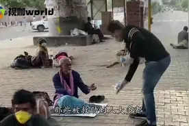这就是印度穷人的现状，封锁期间被救济，绝不能碰高种姓人一下！视频封面