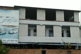 重庆公路边一栋住房，为节约成本用单砖和石膏板做围墙，太危险了视频封面