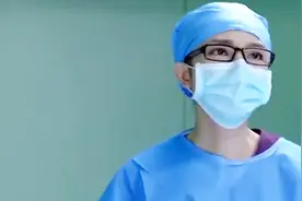 女医生为哮喘患者检查，得知大量的痰堵在气管里，决定马上吸痰！视频封面