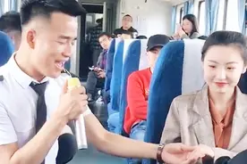 列车员小哥在火车上唱歌，歌声太好听了，网友：唱完媳妇都有了！视频封面
