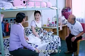 美女隐瞒父母和男朋友同居，不料父母突然给了个惊喜，现场好尴尬视频封面
