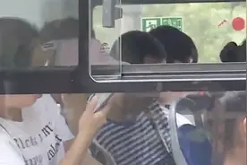 暴露癖！猥琐男公交车上肆意裸露下体，女乘客被吓坏立马报警视频封面